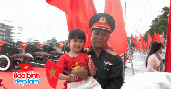 Các "búp măng non" đua nhau nằm gọn trong vòng tay chiến sĩ: Khoảnh khắc tan chảy tại bến Bạch Đằng những ngày này