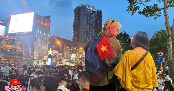 Khách Tây hoà vào dòng người đi xem sơ duyệt diễu binh: "Lăn xả" để chụp ảnh, dù trời mưa nhưng tinh thần vẫn phấn khởi