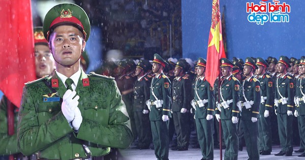 Hiên ngang dưới lá cờ Tổ Quốc: Loạt khoảnh khắc các khối diễu binh sừng sững giữa cơn mưa nặng hạt khiến người dân nức lòng