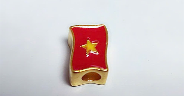 Charm vàng trang sức phong thuỷ hình lá cờ Việt Nam dịp 30/4 khiến người dân yêu thích đón nhận