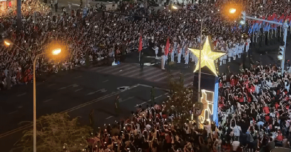 "Nổi da gà" nghe hàng nghìn người dân ca vang khúc hát bất hủ: Fanchant cỡ này, "concert quốc gia" 30/4 cỡ nào!