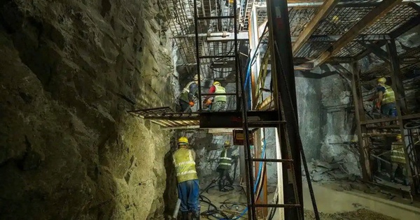 Công trường khoan sâu 773m dừng thi công khẩn cấp vì đụng trúng đá lấp lánh ánh bạc nặng 38kg, kho báu mới xuất hiện, công nghệ cao vào việc