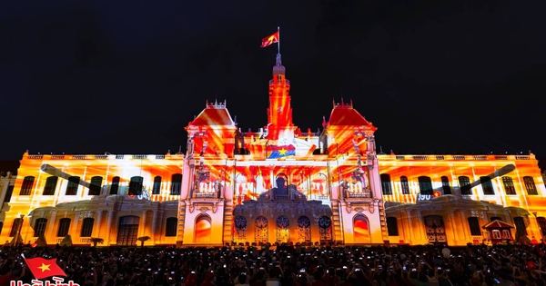 Người dân hò reo khi chứng kiến hai xe tăng lịch sử xuất hiện trong màn 3D mapping tại toà nhà UBND TP.HCM