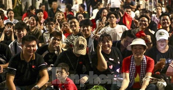 Nghìn người ngủ đêm trên hè phố chờ tổng duyệt diễu binh 30/4 ở TPHCM