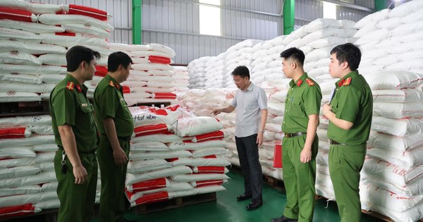 ẢNH: Khám xét khẩn cấp Công ty Famimoto Việt Nam, choáng với số lượng 40 tấn mì chính, 22 tấn hạt nêm giả