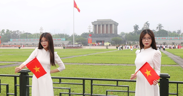 Dậy từ 4h để ghé thăm Lăng Bác trước ngày đại lễ 30/4: Tưởng là sớm, ai ngờ đã thấy "biển" người cũng đến cùng giờ!