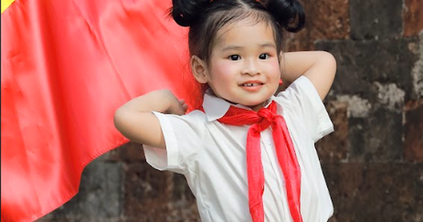 Bé gái gây sốt với bộ ảnh “Em bé Hà Nội” cực đáng yêu: Chỉ mới 2 tuổi đã nói song ngữ Anh - Việt, là con gái của 1 Á hậu nổi tiếng