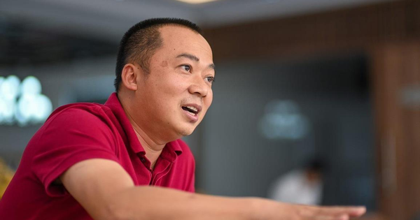 CLIP: Sếp lớn Thế giới Di động tự tay dọn dẹp sau Đại hội cổ đông