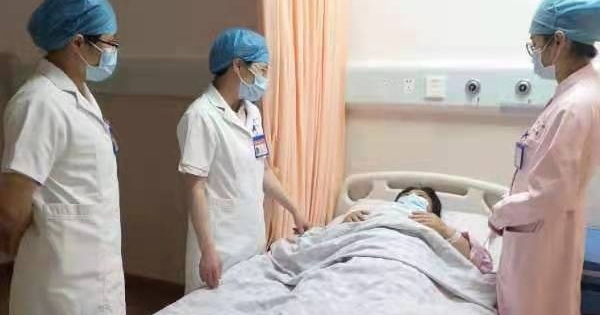 Người phụ nữ phát hiện ung thư, bác sĩ nhìn vào tủ lạnh liền hét lớn: “Ăn 3 thứ này dạ dày bằng sắt cũng hỏng”