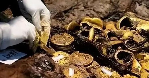 Người nông dân đang làm đồng vô tình phát hiện một hộp gỗ chứa 70kg vàng