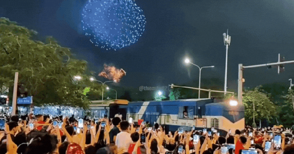Đoàn tàu Thống Nhất lăn bánh qua đường Giải Phóng đúng lúc pháo hoa rực sáng bầu trời Thủ đô: 51 giây đẹp đến nao lòng của hoà bình