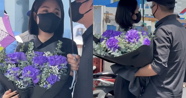 Chi tiết Lê Phương mang 8 bông hoa hồng tím tới lễ thủy táng Quý Bình, giờ mới hiểu ý nghĩa đằng sau
