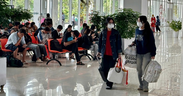Từ trưa 29-4, người dân bắt đầu ùn ùn đổ về các bến xe lớn tại TP HCM