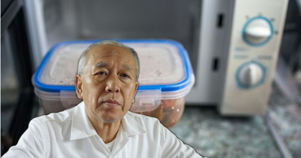 Làm việc gần 30 năm, khi nghỉ hưu nhân viên U60 mang lò vi sóng ở văn phòng về nhà, cả công ty phản đối, giám đốc khẳng định: "Đây là tài sản chung"