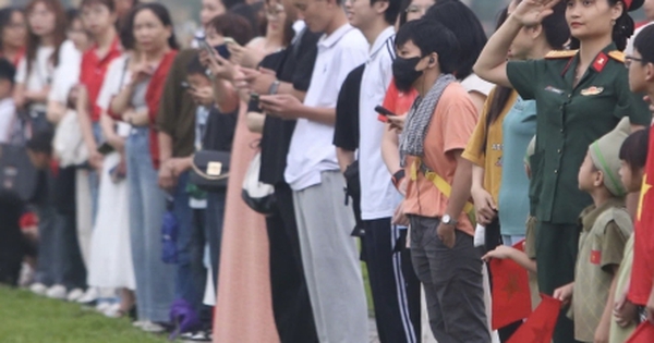 Hàng nghìn người đổ về Quảng trường Ba Đình dự lễ chào cờ dịp 30/4