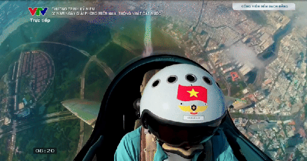 Cận cảnh Đại tá Nguyễn Thế Dũng dẫn đầu dàn máy bay tiêm kích Su-30MK2 nhào lộn trên bầu trời Dinh Độc lập ngày 30/4