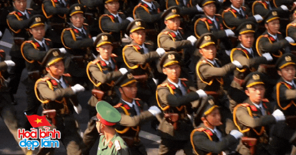 Đẹp sao cảnh tượng trùng trùng đoàn quân đi trong vòng tay nhân dân