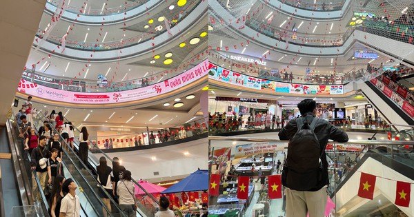 Tấm lưới tại Vạn Hạnh Mall thay đổi đúng dịp lễ 30/4: Người hiếu kỳ, người thích thú chụp ảnh