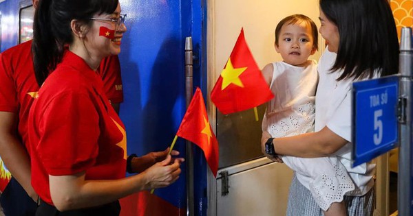 Ga Hà Nội rực sắc đỏ, đoàn tàu Thống Nhất khởi hành trong niềm tự hào dân tộc