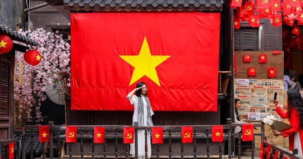 Quán cà phê Hà Nội đồng loạt 'thay áo' chào mừng Đại lễ 30/4