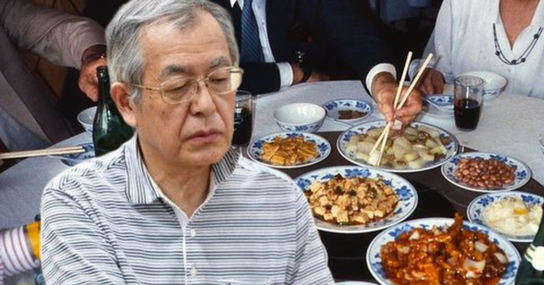 Bố chồng đi họp lớp cầm theo 10 triệu đồng, tối muộn trở về nhà với gói mì tôm: 1 ngày sau, con dâu chứng kiến cảnh cả đời không quên