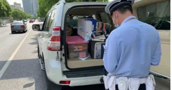 Bị phạt 350k vì để hành lý trên ghế sau ô tô, cảnh sát giao thông chỉ rõ: “Anh tưởng vô hại nhưng đó là một vi phạm rõ ràng"