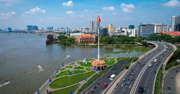 UBND TP HCM thông báo treo cờ Tổ quốc, nghỉ lễ 30-4, 1-5