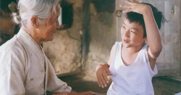 "Bà nội có mùi lạ", lời nói của đứa trẻ khiến ai nấy ngượng ngùng: Người mẹ EQ cao hoá giải tinh tế