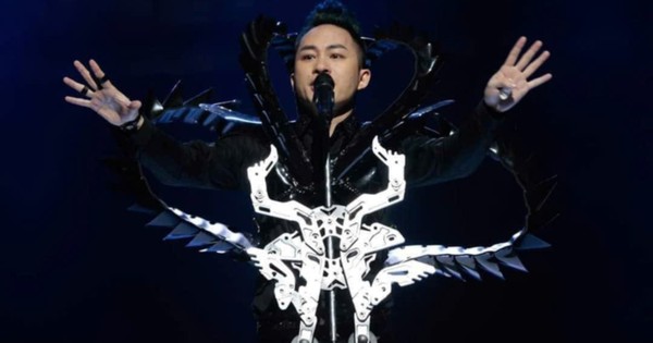 Người đứng sau những chân mic có 1-0-2 của Tùng Dương ở tất cả các liveshow: Mê môn nghệ thuật không dành cho số đông, từng xuất hiện trên tạp chí Origami Anh quốc
