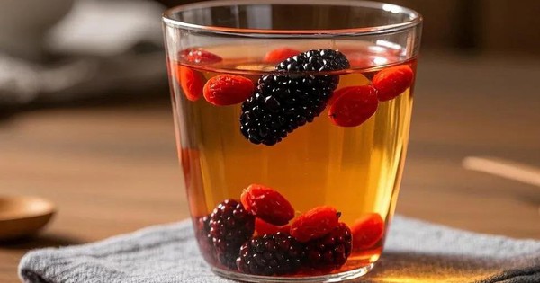 Loại quả màu tím đen giá chỉ vài nghìn/kg bán đầy ngoài chợ Việt mùa này làm thức uống siêu tốt cho da