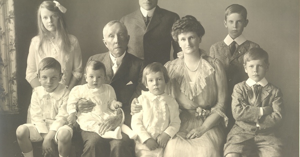 ''Vua dầu mỏ'' Rockefeller dạy con 5 điều: Toàn những thứ đơn giản nhưng giúp gia tộc giàu ‘‘nứt đố đổ vách’’, không phải cha mẹ nào cũng biết