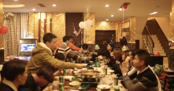 Đi họp lớp hoá đơn hết 17 triệu, lớp trưởng nói 1 câu khiến tất cả đứng hình, về xoá sạch nhóm lớp