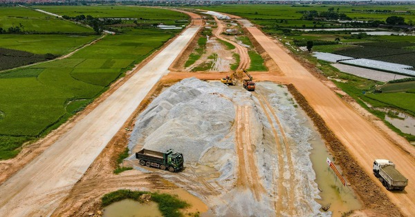 Thủ tướng nghiêm khắc phê bình 30 bộ, cơ quan, 27 địa phương chậm giải ngân vốn đầu tư công
