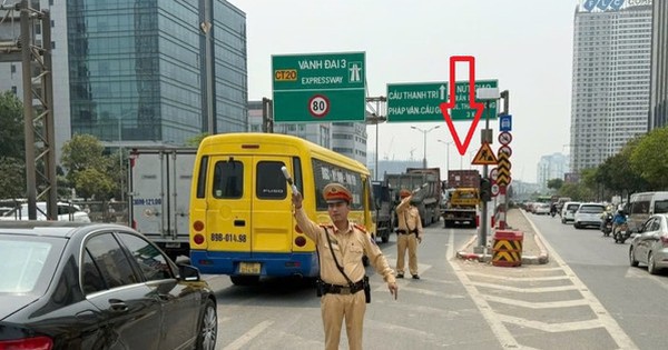 CSGT bắt đầu cho xe đi vào làn khẩn cấp đường trên cao để chống ùn tắc