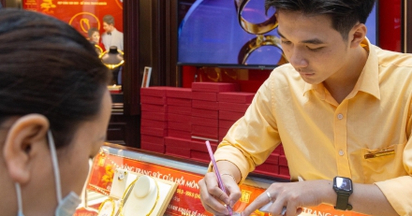 Giá vàng quay đầu lao dốc, nhà đầu tư nên mua hay bán?