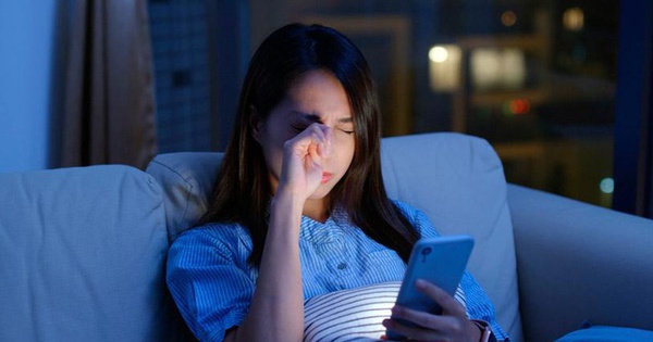 99% người có thói quen tắt đèn, xem điện thoại vào ban đêm sẽ mắc 4 chứng bệnh nguy hiểm này, hãy NGỪNG ngay khi còn có thể!
