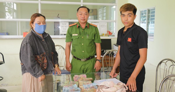 Phát hiện túi xách có 119 triệu đồng bị bỏ quên, chủ quán cơm Đồng Tháp vội báo công an: Xác định chủ nhân mới sinh năm 2000