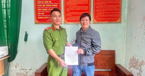 Gặp khó khăn khi tìm người nhận 50 triệu chuyển khoản nhầm, người đàn ông Hà Tĩnh liên hệ công an xã hỗ trợ, lấy lại được tiền dù cách xa 400km