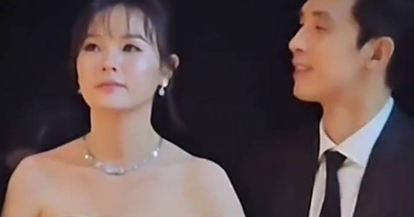 Chồng thiếu gia của Midu không để ý có camera lia trúng, liên tục làm 1 hành động lạ giữa sự kiện