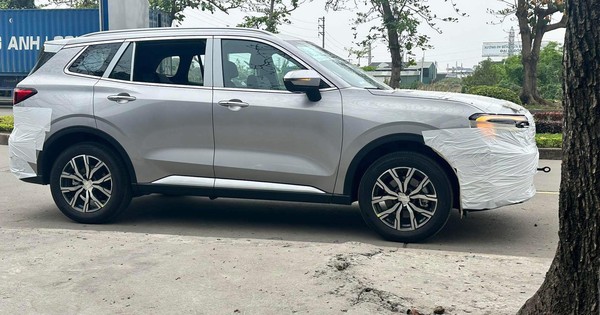 Ford Territory 2025 lần đầu lộ diện trên đường tại Việt Nam: Thiết kế đầu, mâm mới, kính hông có điểm khác biệt, sớm ra mắt đấu CX-5