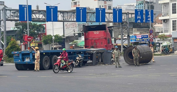 TP HCM: Tài xế xe đầu kéo để cuộn thép hàng chục tấn rơi xuống đường