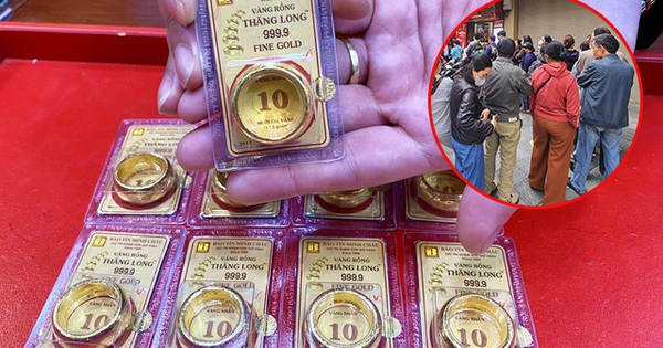 Giá vàng tăng mạnh, đôi vợ chồng ở Hà Nội chốt liền 600 chỉ, tin chắc sẽ lãi