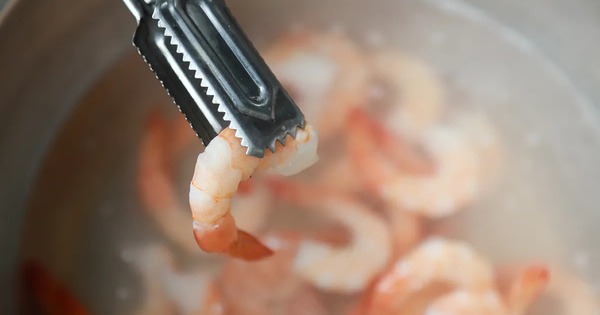 Bạn có thường rã đông tôm kiểu này không? Bác sĩ thở dài: Chẳng trách ăn không ngon còn mất bao dinh dưỡng!
