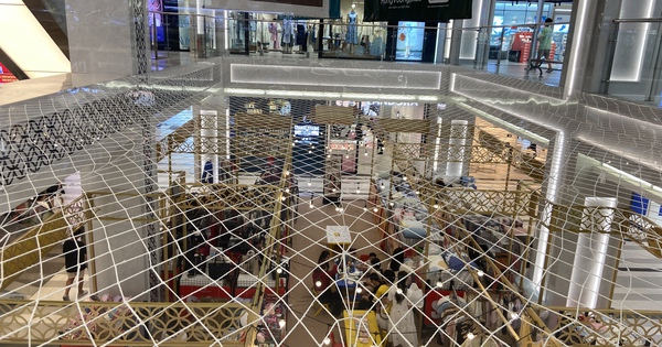 Một TTTM chung chủ với Vạn Hạnh Mall cũng bất ngờ lắp đặt tấm lưới bảo vệ, thu hút sự chú ý của đông đảo dân tình
