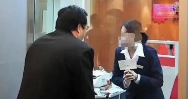 Người đàn ông gửi ngân hàng 14 tỷ, 1 năm sau rút tiền thì nhân viên khẳng định: Sổ tiết kiệm của ông là giả
