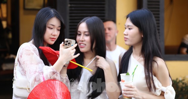 Dòng người ùn ùn đổ về Hội An