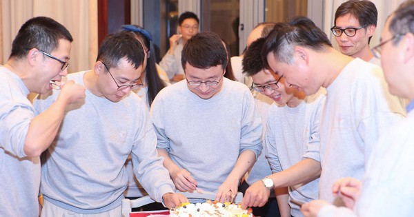 Bạn học giàu có mời họp lớp, đãi tiệc, chỉ mình tôi không được mời: Ban đầu giận dữ, sau lại cảm thấy may mắn