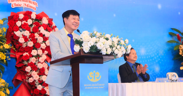 Chủ tịch Địa ốc Hoàng Quân lần đầu đưa 3 người con lộ diện, nói về điều khó khi phải ‘trả nợ’ cam kết 40.000 căn nhà ở xã hội