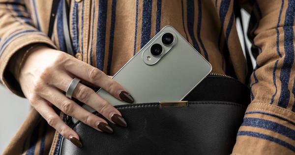 Samsung ra mắt smartphone mỏng hơn tập vở, giá từ 29,99 triệu đồng