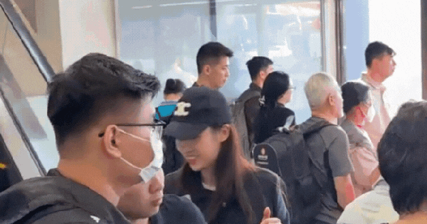 Cam thường check Đỗ Mỹ Linh cùng Chủ tịch Hà Nội FC ở sân bay gây sốt: Mặt mộc đầy khí chất "dâu hào môn"